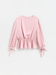 Bluzka z ozdobnymi wiązaniami - pastelowy róż. Czerwone bluzki damskie Reserved, l, bez wzorów, z tkaniny, bez kołnierzyka, bez ramiączek. Za 139.99 zł.