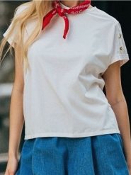 Bluzka z ozdobnymi guzikami - kremowy. Białe bluzki damskie Sinsay, l, bez wzorów, bez kołnierzyka, bez ramiączek. W wyprzedaży za 7.99 zł.