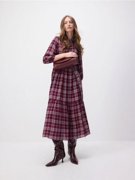 Koszulowa sukienka maxi z wiskozy - ciemnozielony. Zielone sukienki damskie Reserved, l, bez wzorów, z tkaniny, bez kołnierzyka, bez ramiączek, maxi, koszulowe. W wyprzedaży za 99.99 zł.