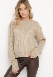 Beżowy Sweter o Pudełkowym Kroju z Prążkowanym Tłoczeniem Omelis. Brązowe swetry damskie Born2be, m, bez wzorów, z jeansu, eleganckie, bez kołnierzyka, bez ramiączek, długie, bez kaptura. Za 99.99 zł.