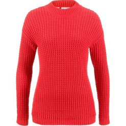 Sweter ze stójką i strukturalnym wzorem bonprix truskawkowy. Swetry damskie bonprix. Za 99.99 zł.