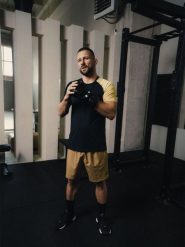 4F Koszulka trenignowa regular szybkoschnąca męska - czarna XL. Czarne koszulki sportowe męskie 4f, m, bez wzorów, bez kołnierzyka, bez ramiączek, na fitness i siłownię. Za 129.99 zł.