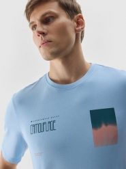 4F T-shirt z nadrukiem męski - niebieski S. Niebieskie koszulki sportowe męskie 4f, m, z aplikacjami, z bawełny, bez kołnierzyka, bez ramiączek. W wyprzedaży za 39.99 zł.