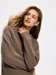 Wełniany sweter - brązowy. Brązowe swetry damskie Reserved, l, bez wzorów, z wełny, bez kołnierzyka, bez ramiączek, bez kaptura. Za 219.99 zł.