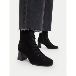 Botki JENNY. Czarne botki damskie Jenny, bez obcasa, na słupku, bez zapięcia. Za 199.99 zł.