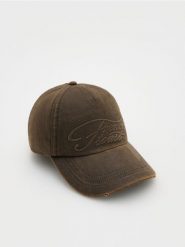 Czapka z daszkiem - warm olive. Zielone czapki i kapelusze damskie Reserved, bez wzorów. W wyprzedaży za 19.99 zł.