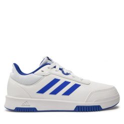 Sneakersy adidas. Białe trampki i tenisówki chłopięce Adidas, bez wzorów, bez zapięcia. Za 399.99 zł.