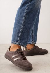 Ciemnobrązowe Sneakersy Retro Tenisówki z Zamszu Naturalnego ze Skórzaną Wkładką Celarge. Brązowe trampki i tenisówki damskie Born2be, bez wzorów, z jeansu, eleganckie, bez zapięcia. Za 199.99 zł.