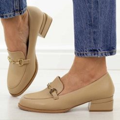 Beżowe półbuty damskie, mokasyny M.Daszyński Sa267-7. Brązowe mokasyny damskie M.Daszyński, na jesień, z aplikacjami, ze skóry, biznesowe, z okrągłym noskiem, bez obcasa, na obcasie, bez zapięcia. Za 199.00 zł.
