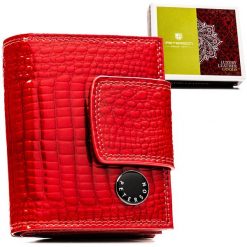 Mały portfel damski z lakierowanej skóry naturalnej zamykany na bigiel i zatrzask - Peterson. Czerwone portfele damskie Peterson, bez wzorów, ze skóry. Za 99.99 zł.