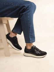 Damskie skórzane buty sportowe TBS Blondie. Czarne obuwie sportowe damskie TBS, bez wzorów, z gumy, tenisowe. Za 328.50 zł.