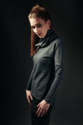 Bluza jaskółkowa ciemnoszara. Szare bluzy damskie Hultaj Polski, na lato, l, bez wzorów, z bawełny, z kapturem. Za 249.00 zł.