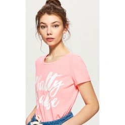 Koszulka z wakacyjnym nadrukiem - Różowy. T-shirty damskie marki Cropp. Za 29.99 zł.