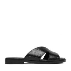 Klapki Lasocki. Czarne klapki damskie Lasocki, bez wzorów, bez obcasa. Za 149.99 zł.