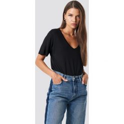 NA-KD Basic T-shirt basic z dekoltem V - Black. T-shirty damskie marki NA-KD Basic. Za 52.95 zł.