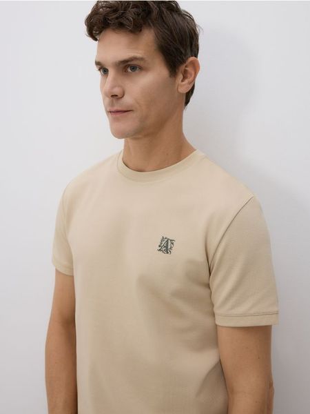 T-shirt slim fit z haftem - beżowy. Brązowe t-shirty męskie Reserved, l, bez wzorów, z bawełny, bez kołnierzyka. W wyprzedaży za 55.99 zł.