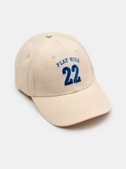 Bawełniana czapka z haftowanym nadrukiem - kremowy. Białe czapki i kapelusze damskie Sinsay, bez wzorów, z bawełny. Za 19.99 zł.