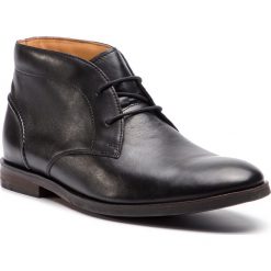 Trzewiki CLARKS - Glide Chukka 261354307 Black Leather. Czarne kozaki męskie Clarks, z materiału. W wyprzedaży za 329.00 zł.