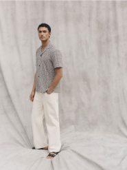Wzorzysta koszula regular fit - beżowy. Brązowe koszule męskie Reserved, l, bez wzorów, z tkaniny, bez kołnierzyka, bez ramiączek. Za 129.99 zł.