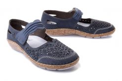 RIEKER 44896-15 blue, półbuty damskie. Niebieskie półbuty damskie Rieker, na lato, w ażurowe wzory, bez obcasa, bez zapięcia. Za 319.90 zł.
