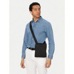 Saszetka Guess. Czarne saszetki męskie Guess, młodzieżowe, małe. Za 329.99 zł.