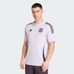 Bawełniana koszulka Manchester United Tiro 25 Competition. Czarne koszulki sportowe męskie Adidas, bez wzorów, z bawełny, bez kołnierzyka, bez ramiączek, do piłki nożnej. Za 199.00 zł.