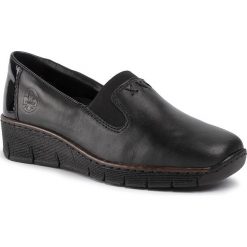 Półbuty RIEKER - 53762-01 Schwarz. Czarne półbuty damskie Rieker, bez wzorów, z lakierowanej skóry, bez obcasa, na koturnie, bez zapięcia. Za 239.00 zł.