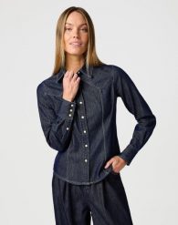 DAMSKA KOSZULA JEANSOWA WRANGLER EXAG YOKE SHIRT SADDLE 112362846. Bluzki damskie Wrangler, xs, bez wzorów, z jeansu, bez kołnierzyka, bez ramiączek. Za 169.99 zł.