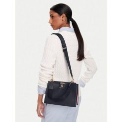 Torebka Tommy Hilfiger. Niebieskie torebki do ręki damskie Tommy Hilfiger, bez wzorów, klasyczne, bez dodatków. Za 419.99 zł.
