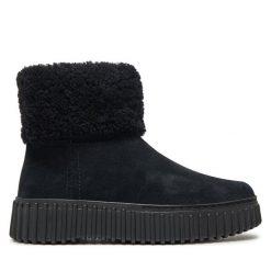 Botki Clarks. Czarne botki damskie Clarks, bez obcasa, na płaskiej podeszwie, bez zapięcia. Za 649.99 zł.