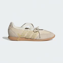 Buty Barreda Mary Jane. Białe obuwie sportowe damskie Adidas, bez wzorów. Za 279.00 zł.