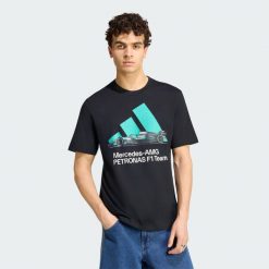 KOSZULKA Z GRAFIKĄ MERCEDES - AMG PETRONAS FORMULA 1 TEAM. Czarne koszulki sportowe męskie Adidas, xl, bez wzorów, z bawełny, bez kołnierzyka, bez ramiączek. Za 179.00 zł.
