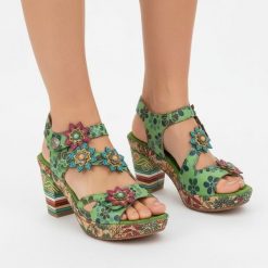 Sandały damskie Laura Vita, ze skóry naturalnej ozdobne aplikacje kwiatowe na paskach i profilowana wkładka, zielone, 33 AS311-33 Vert. Zielone klapki damskie Laura Vita, z aplikacjami, ze skóry, bez obcasa, na obcasie, bez zapięcia. Za 349.00 zł.