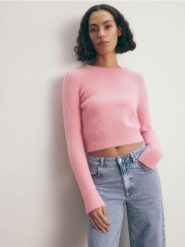Sweter z metaliczną nitką - fioletowy. Fioletowe swetry damskie Reserved, l, bez wzorów, z dzianiny, bez kołnierzyka, bez ramiączek, krótkie, bez kaptura. W wyprzedaży za 49.99 zł.