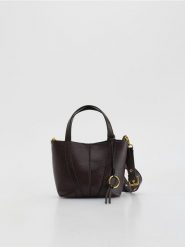 Torebka shopper z zawieszką - mahoniowy. Brązowe torebki shopper damskie Reserved, bez wzorów, ze skóry, bez dodatków. Za 139.99 zł.