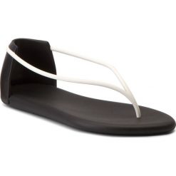 Sandały IPANEMA - Philippe Starck Ting N II Fem 82485 Black/White 24583. Białe klapki damskie Ipanema, bez wzorów, z tworzywa sztucznego, bez obcasa, bez zapięcia. W wyprzedaży za 149.00 zł.