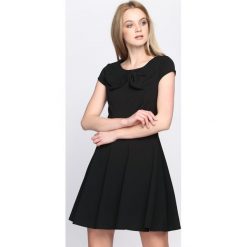Czarna Sukienka Treat Me. Czarne sukienki damskie Born2be, na lato. Za 89.99 zł.