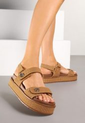 Jasnobrązowe Sandały Grunge na Rzepy z Drobnymi Nitami Dalinea. Brązowe sandały damskie Renee, bez wzorów, bez obcasa, na platformie, bez zapięcia. Za 139.99 zł.