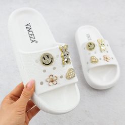 Klapki piankowe na basen plażę na platformie białe Vinceza 76055. Białe klapki damskie VINCEZA, bez wzorów, z materiału, bez obcasa, na platformie. Za 79.99 zł.