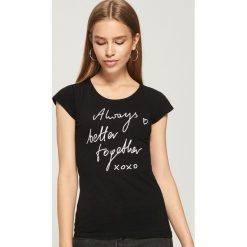 Bawełniana koszulka z napisem - Czarny. Czarne t-shirty damskie Sinsay, z napisami, z bawełny. Za 9.99 zł.