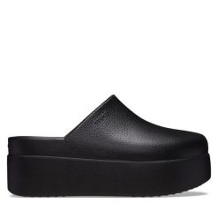 Klapki Crocs. Czarne klapki damskie Crocs, bez wzorów, bez obcasa. Za 179.99 zł.