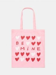 Materiałowa torba shopper z nadrukiem w serca - różowy. Czerwone torebki shopper damskie Sinsay, bez wzorów, z materiału, z nadrukiem, bez dodatków. Za 9.99 zł.