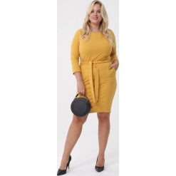 Żółta Sukienka Gypsy. Żółte sukienki damskie Born2be, na co dzień, bez wzorów, z materiału, eleganckie, bez kołnierzyka, bez ramiączek, midi, proste. Za 69.99 zł.