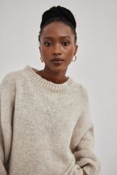 Sweter oversize z bufiastym rękawem w kolorze IVORY - RIVERO. Szare swetry damskie Marsala, na zimę, bez wzorów, z poliamidu, wizytowe, bez kołnierzyka, bez ramiączek, bez kaptura. Za 349.90 zł.