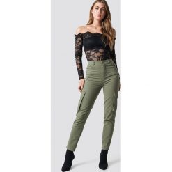 Pamela x NA-KD Spodnie z wysokim stanem Army - Green. Spodnie materiałowe damskie marki Pamela x NA-KD. Za 202.95 zł.