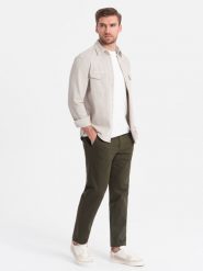 Spodnie męskie chino SLIM FIT z delikatną teksturą - ciemnooliwkowe V4. Zielone spodnie materiałowe męskie Ombre Clothing, m, bez wzorów, z bawełny. W wyprzedaży za 199.99 zł.