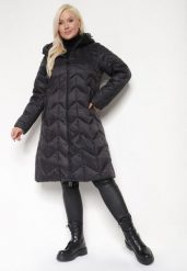 Czarna Długa Kurtka z Ozdobnym Pikowanym Przeszyciem i Kapturem Pretini. Czarne kurtki damskie Born2be, plus size, bez wzorów, z jeansu. Za 279.99 zł.
