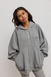 Bluza typu oversize z HAFTEM, w kolorze GREY MELANGE- DALLAS-UNI. Szare bluzy sportowe damskie Marsala, m, bez wzorów, z bawełny, z kapturem. Za 349.90 zł.