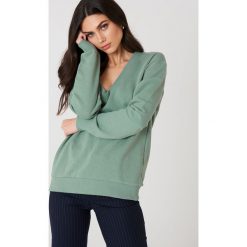 NA-KD Basic Bluza basic z dekoltem V - Green. Bluzy damskie marki NA-KD Basic. Za 100.95 zł.