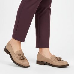 Mokasyny beżowe Armodo, z miękką cholewką i dekoracyjnymi chwostami na przodzie osadzone na niskim stabilnym obcasie zapewniają wygodę, beżowe, 1726. Brązowe mokasyny damskie Armodo, z nubiku, biznesowe. Za 439.00 zł.